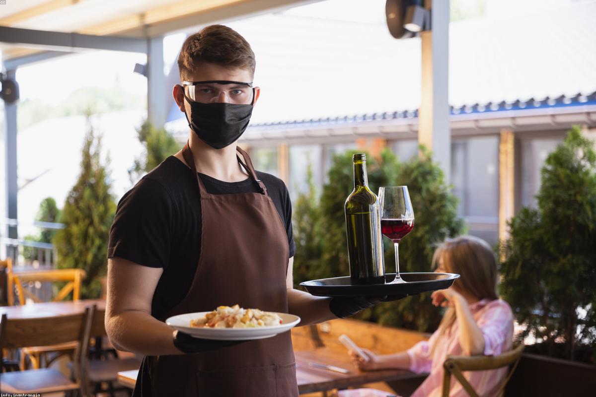 Restaurant staff cleaning tableware; hygiene management is a key step