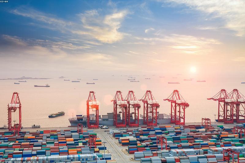 冷链物流集装箱与冷库堆场内整齐码放的出口包装货物
